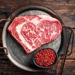 Reteta: Cum gătim antricotul de vită la tigaie cu unt și căței de usturoi - un deliciu de neuitat