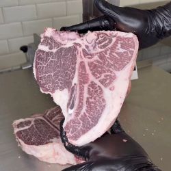 T-Bone Wagyu Australia steak premium cu os, marmorare bogată și carne fragedă pentru grătar sau tigaie de fontă