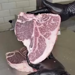 T-Bone Wagyu Australia steak premium cu os, marmorare bogată și carne fragedă pentru grătar sau tigaie de fontă